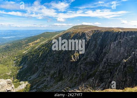 Vista delle formazioni rocciose di Sniezne Kotly nelle montagne Giganti Foto Stock