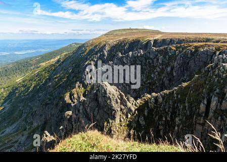 Vista delle formazioni rocciose di Sniezne Kotly nelle montagne Giganti Foto Stock