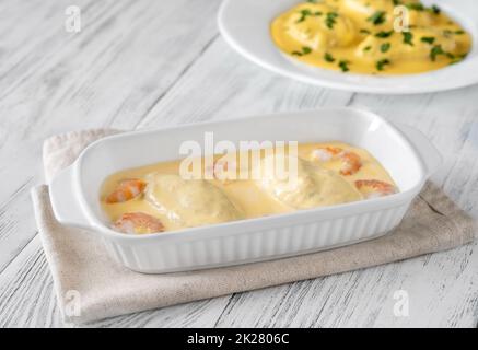 Quenelle con salsa olandese Foto Stock