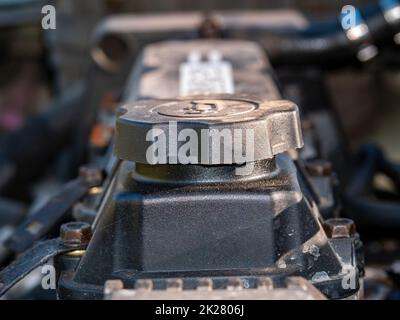 Tappo del bocchettone di riempimento per il riempimento dell'olio motore nel motore di un'auto. Foto Stock