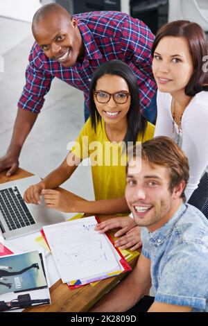 Il team di progettazione dei tuoi sogni. Un giovane designer al lavoro in ufficio. Foto Stock