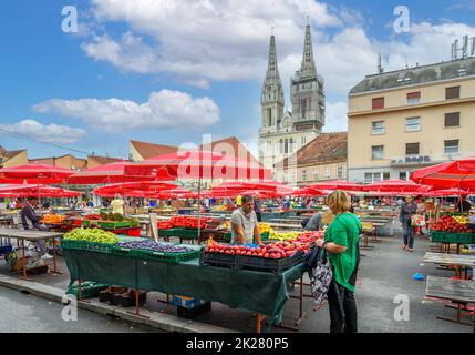 Mercato Dolac nella città vecchia con le guglie della cattedrale dietro, Zagabria, Croazia Foto Stock