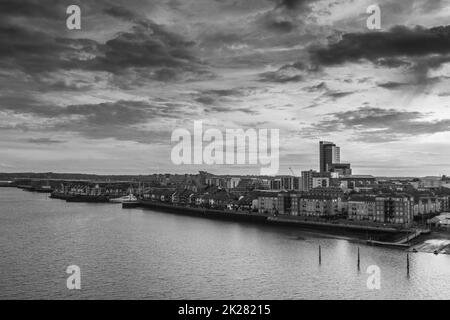 Immagine in bianco e nero dell'Ocean Village vista dal ponte Itchen, Southampton, Inghilterra, Regno Unito Foto Stock