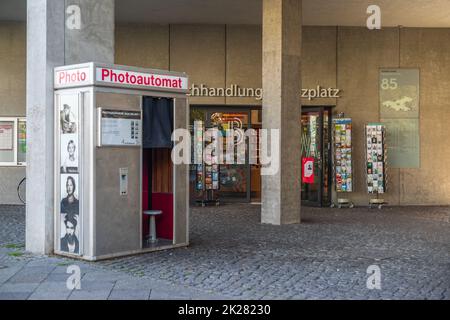 Stand fotografico Photoautomat a Moritzplatz nel quartiere Berliner di Kreuzberg, Berlino, Germania, Europa Foto Stock