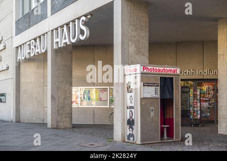 Stand fotografico Photoautomat a Moritzplatz nel quartiere Berliner di Kreuzberg, Berlino, Germania, Europa Foto Stock