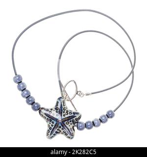 collana da stelle in ceramica e perle isolato Foto Stock