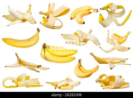 set di varie banane fresche e bucce isolate Foto Stock