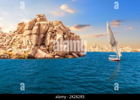 Lago Nasser nel Nilo, bella vista con una barca a vela, Assuan, Egitto Foto Stock