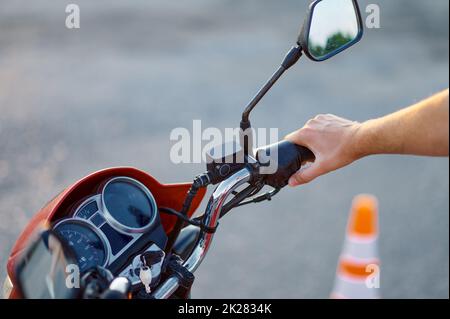 Uomo in moto, scuola moto Foto Stock