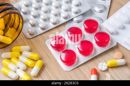 Diverse pillole medicinali e capsule con blister Foto Stock