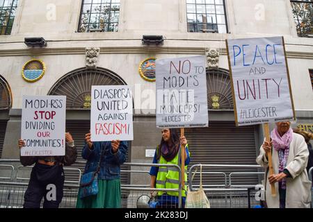 Londra, Regno Unito. 22nd Set, 2022. I manifestanti si sono riuniti al di fuori dell'alta commissione indiana presso l'India House di Londra dopo lo scoppio di scontri tra giovani indù e musulmani a Leicester e Birmingham. I manifestanti hanno chiesto pace e unità, e hanno protestato contro il partito BJP del primo ministro indiano modi e i nazionalisti indù RSS, che loro biasimano per aver causato la divisione.Credit: Vuk Valcic/Alamy Live News Foto Stock