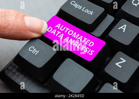 Simbolo di testo che mostra l'analisi automatica dei dati. Approccio aziendale intelligenza artificiale e tecnologia di deep learning digitando carattere background Story, creando un nuovo account social media Foto Stock