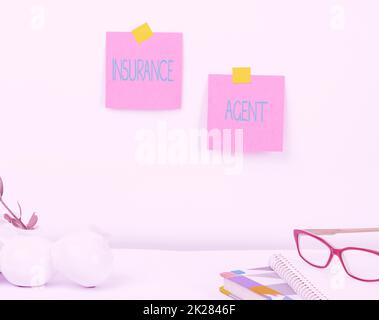 Ispirazione che mostra il segno Agente di assicurazione. Persona di approccio aziendale che lavora in una compagnia assicurativa e vende assicurazione Tidy Workspace Setup, scrivendo Strumenti da tavolo apparecchiature, Smart Office Foto Stock