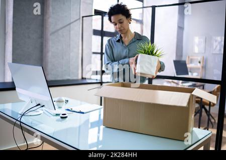 Dimettersi dal lavoro o licenziato dipendente in uscita Foto Stock