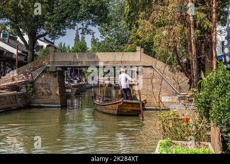 Taxi d'acqua sul fiume Dong shi nell'antica città di Zhujiajiao, che si trova nel quartiere Qingpu di Shanghai, Cina Foto Stock