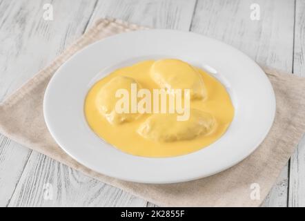 Quenelle con salsa olandese Foto Stock