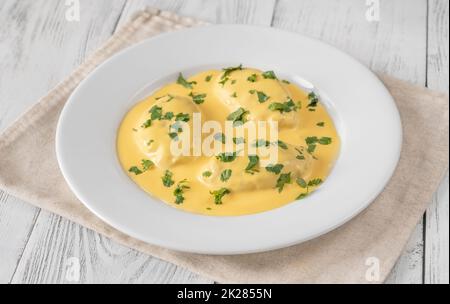 Quenelle con salsa olandese Foto Stock
