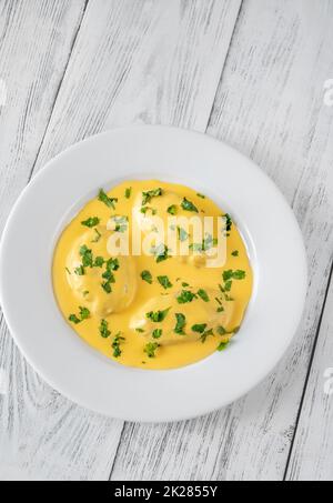 Quenelle con salsa olandese Foto Stock