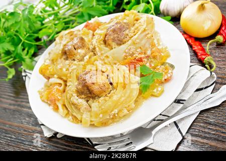 Pasta con polpette in piatto su asciugamano Foto Stock