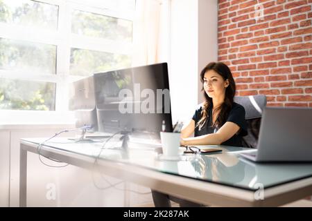 Donna d'affari che utilizza il computer aziendale in ufficio Foto Stock