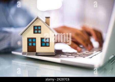 Vendita modello casa vicino laptop Foto Stock