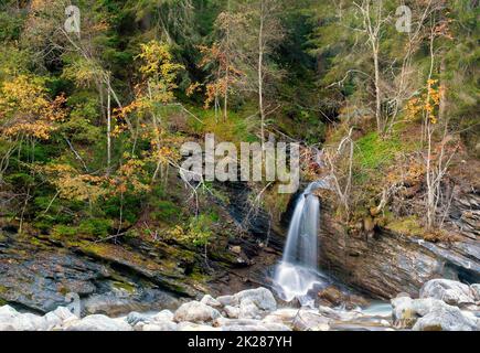 Piccola cascata vicino al villaggio svizzero Vulpera Foto Stock