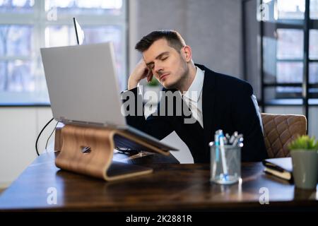 Annoiato Boss Man addormentarsi Foto Stock