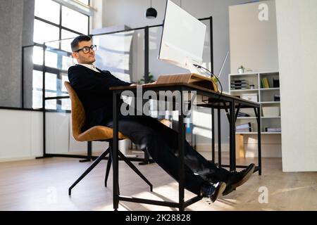 Seduta in posizione errata Foto Stock