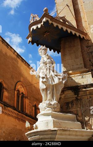 La statua della Vergine Maria con Gesù bambino su un angolo del convento carmelitano di Mdina. Malta Foto Stock