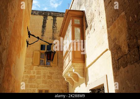 Edificio con tradizionale balcone maltese nella parte storica di Mdina Foto Stock