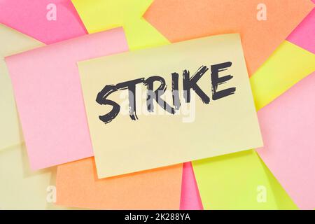 Strike azione di protesta dimostrare i lavori, dipendenti lavoro business note paper Foto Stock
