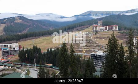 Stazione sciistica di Bukovel in autunno vista aerea. Vista delle case d'hotel nella campagna ecologica sullo sfondo di alberi di abete rosso e montagne Hills.Ukraine, Bukovel - 20 novembre 2019. Foto Stock