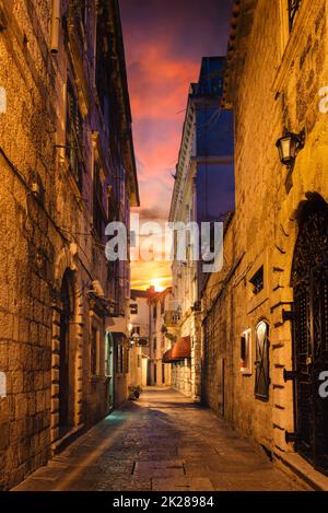 Strada stretta in Kotor Foto Stock