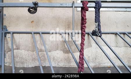 Paesaggio urbano, parcheggio per ciclisti. Parcheggio per biciclette vuoto con serrature. Foto Stock