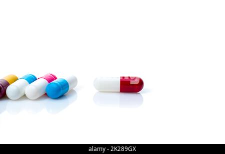 Pillole antibiotiche capsule su sfondo bianco. Resistenza agli antibiotici. Banner farmacia. Industria farmaceutica. Farmaci da prescrizione. Capsule pills con ombra. Concetto di farmacologia per il farmacista. Foto Stock