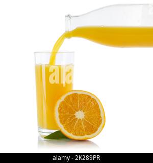 Succo di frutta d'arancia versare il quadrato di vetro di arance isolato su bianco Foto Stock