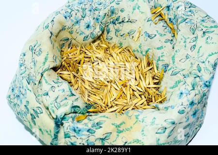 Semi di avena in un sacchetto. Pronto a seminare il grano di avena. Foto Stock