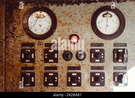 Vecchio pannello di controllo arrugginito nel faro di balene - Phare des baleines - isola Re Foto Stock