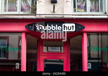 Caernarfon, Regno Unito - 11 luglio 2022: Il Bubble Hut a Caernarfon, nel Galles del Nord. Foto Stock