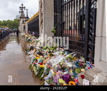 Londra, Regno Unito - Settembre 9th 2022: Fiori lasciati dai bravissimi wishers a Buckingham Palace a Londra, Regno Unito, in commemorazione della Regina Elisabetta II, che morì il Foto Stock