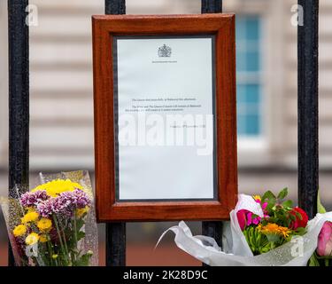 Londra, Regno Unito - Settembre 9th 2022: Un avviso sulle porte di Buckingham Palace a Londra, che informa il pubblico della morte della Regina Elisabetta II Foto Stock