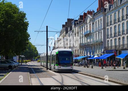 NANTES, FRANCIA -10 AGO 2022- Vista di un tram pubblico sulla strada nel centro di Nantes, Francia. Foto Stock