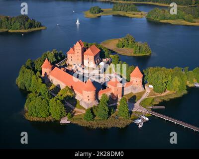 Castello d'acqua lituano - Vista panoramica del castello di Trakai e del lago Galvė Foto Stock