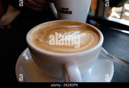 Forma a foglia nella schiuma di un caffè Foto Stock