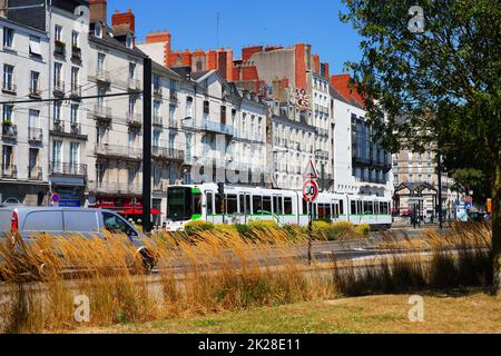 NANTES, FRANCIA -10 AGO 2022- Vista di un tram pubblico sulla strada nel centro di Nantes, Francia. Foto Stock