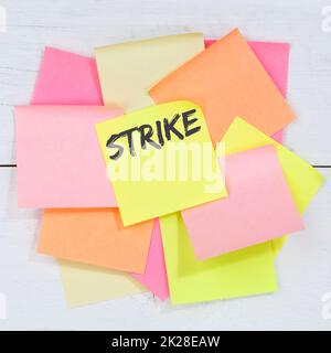 Strike azione di protesta dimostrare i lavori, dipendenti di lavoro business concept desk nota carta Foto Stock