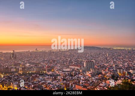 Vista su Barcellona appena prima dell'alba Foto Stock