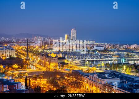 Vista di Barcellona con la statua di Colombo dalla montagna di Montjuic di notte Foto Stock