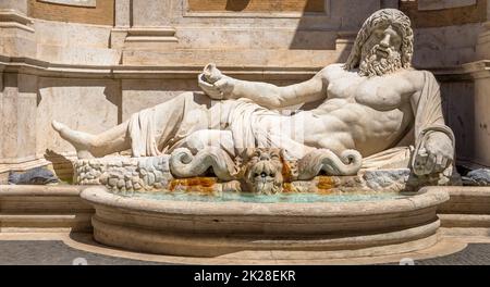 Famosa scultura greca di dio oceanico, chiamata Marforio, situata a Roma, Italia. Mitologia classica in arte Foto Stock