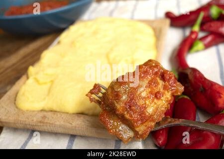 polenta con costolette di maiale Foto Stock